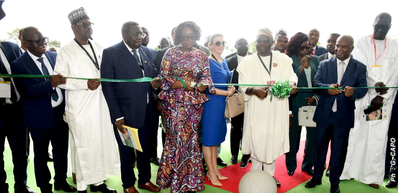 Coupure de ruban et visite des locaux du Cic par les délégations des pays représentés