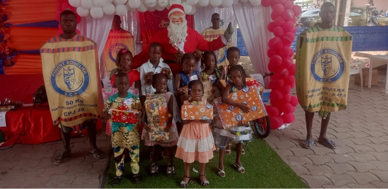 Grande est la joie des enfants comblés de cadeaux par le père Noël