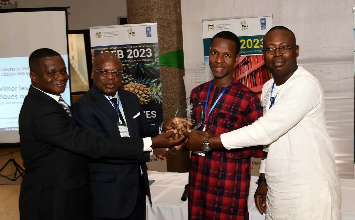 Le doctorant en économie Bassongui Nassibou (en 3e  position à partir de la gauche) recevant le trophée Jseb 2023