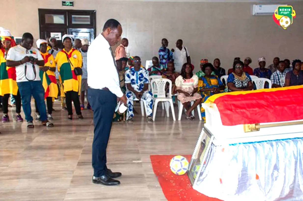 Claude Paqui s’inclinant devant la mémoire de l’illustre disparu