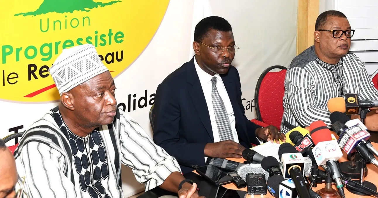 Joseph Djogbénou (au milieu) lors de son point de presse