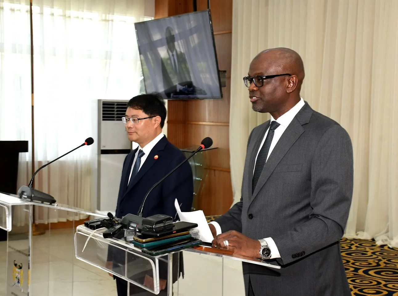 Le ministre des Mines (à droite) et le représentant  de la société chinoise