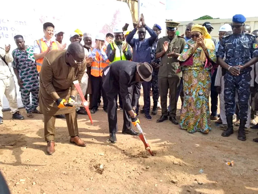 Coups de pioche des membres du gouvernement annonçant le démarrage des travaux