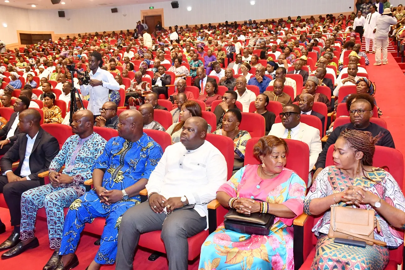 Les différents acteurs de la vie sociopolitique du pays présents à la séance