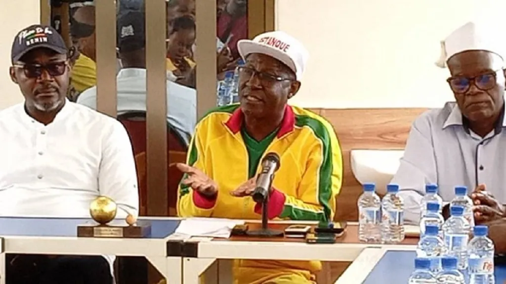 De gauche à droite : Richard Allossohoun, Yaya Garba et Casimir Djossou lors de la conférence de presse