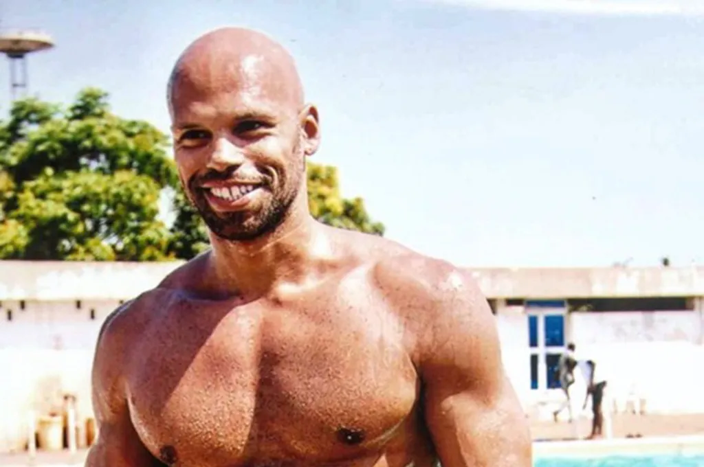 Le nageur Marc Dansou, à la sortie d’une séance d’entraînement, sourire aux lèvres