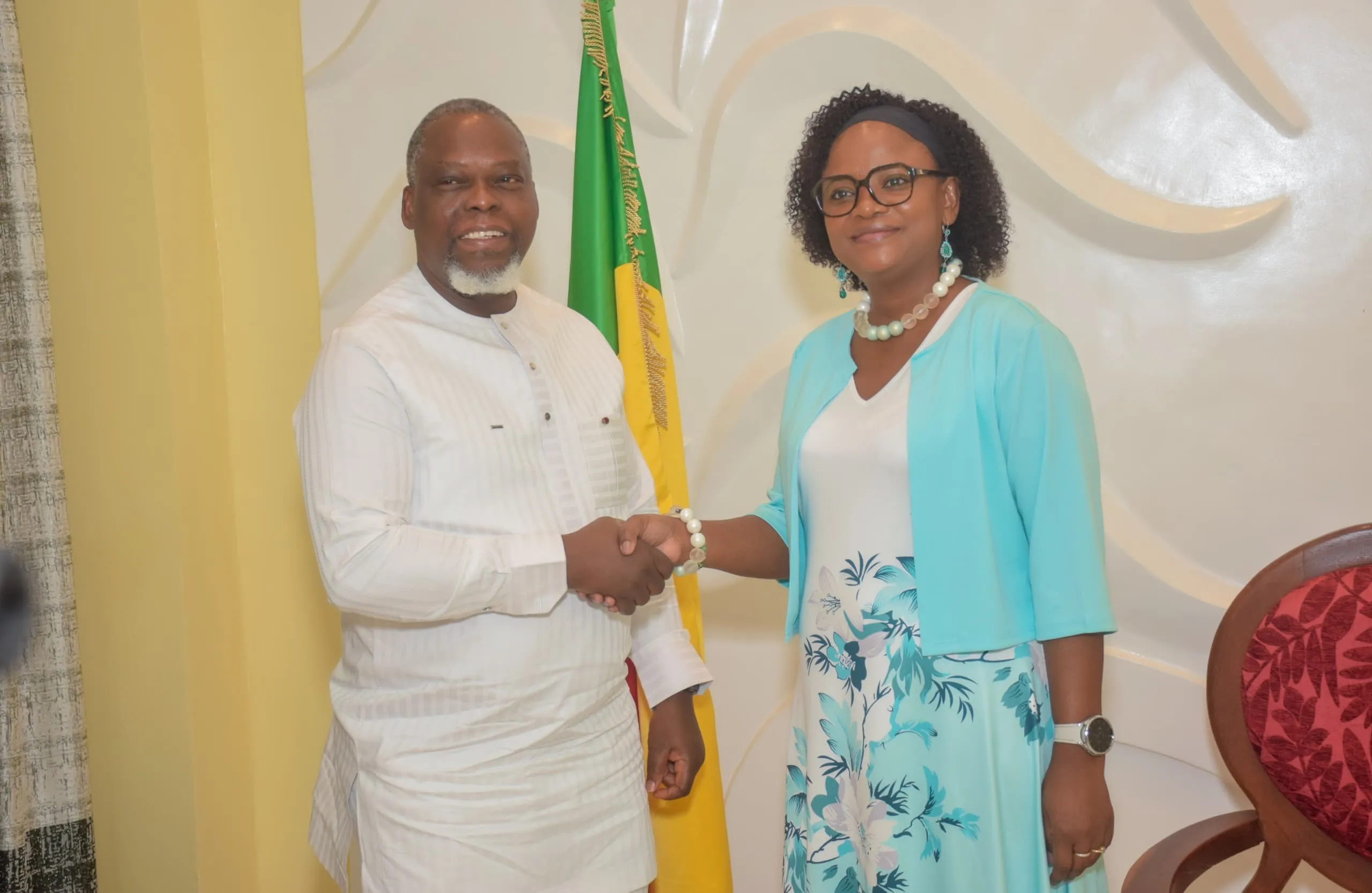 Le président de la Haac, Edouard Loko, accueilli par la présidente de la Haute  cour de Justice, la professeure Dandi Gnamou