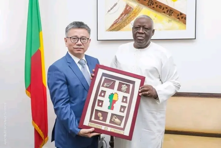L’ambassadeur de la Chine près le Bénin (à gauche) gratifié d’un tableau par le président de l’Assemblée nationale, en  signe de souvenir du Bénin