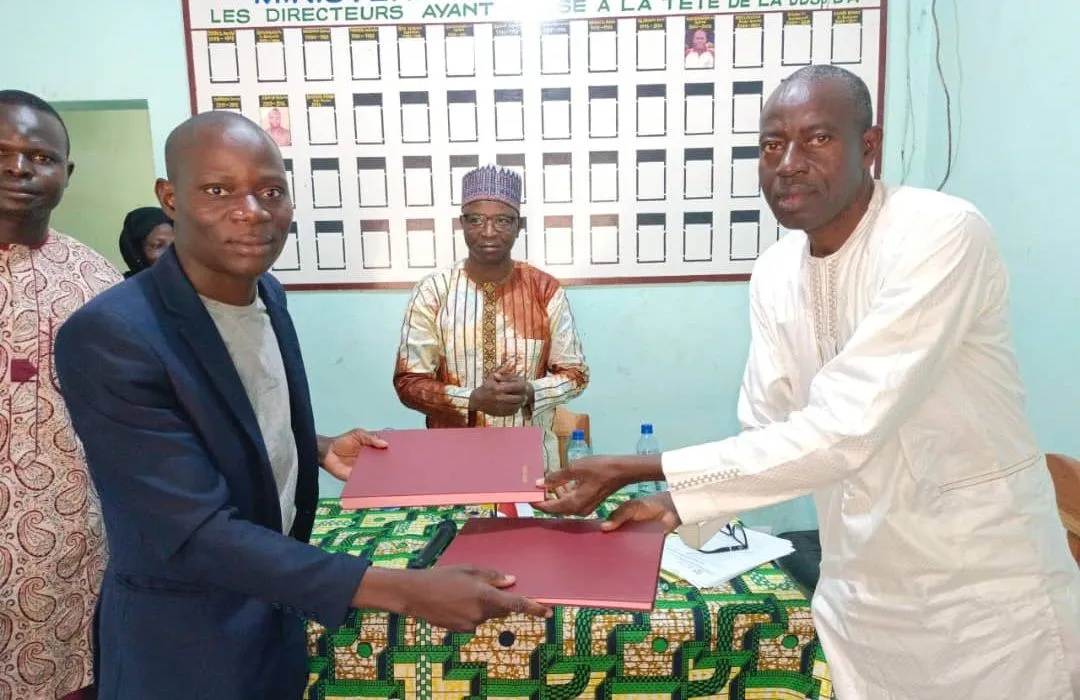 Echange de parapheurs entre les directeurs sortant et entrant