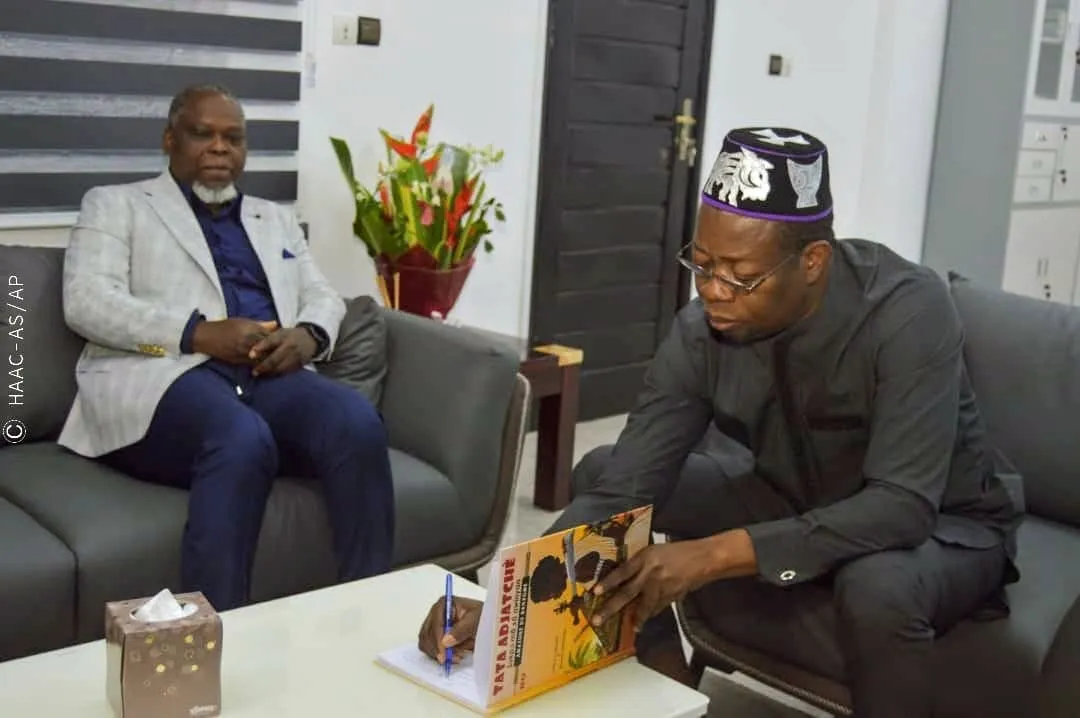 L’écrivain et journaliste Tiburce Adagbè dédicace sa BD sur l'Amazone Tata Adjatchè à Edouard LOKO