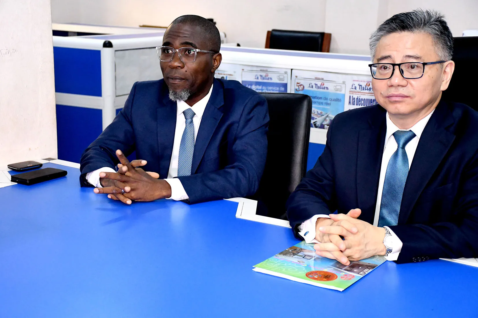 Peng Jingtao aura pris très à cœur son jeu de rôle aux côtés du  Directeur de Publication de La Nation...