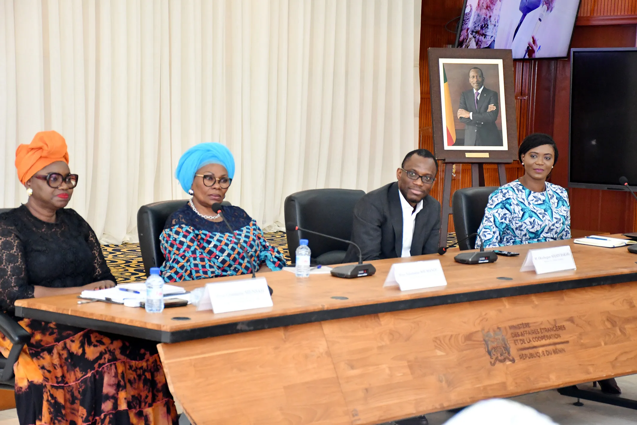 Olushegun Adjadi Bakari, entouré de quelques membres de son cabinet et du Cos, face aux responsables et représentants  des sociétés agréées