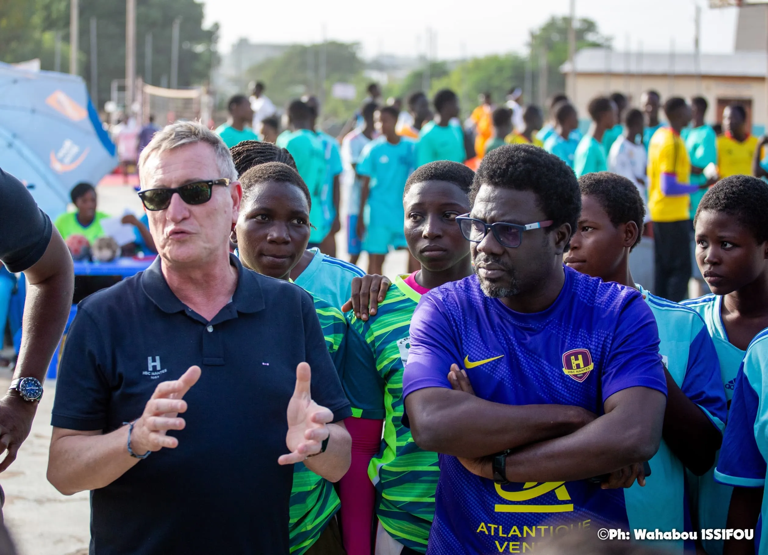 Gaël Pelletier (à gauche) reçu par Isdeen Idrissou, président  d’Espoirs Hbc de Parakou