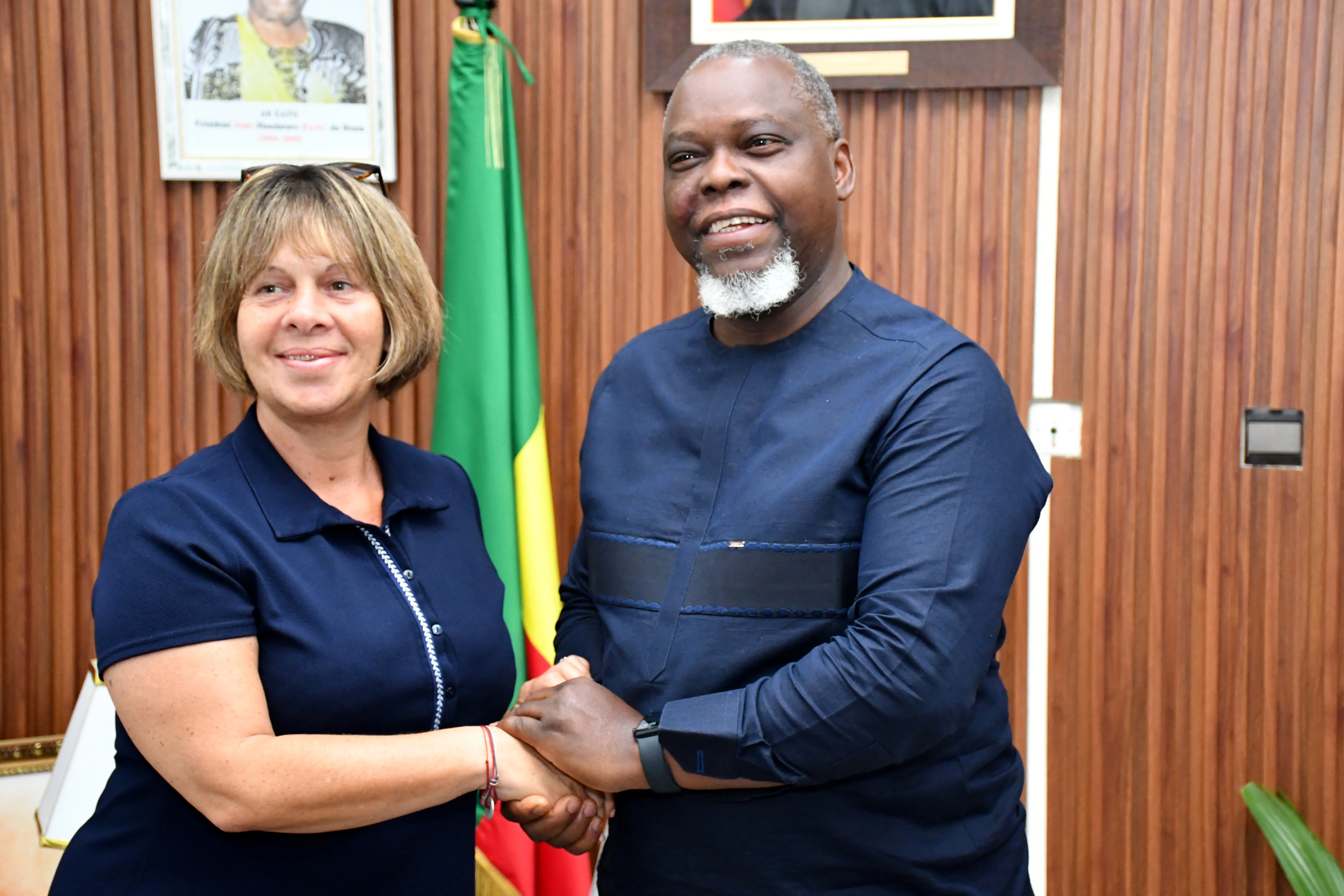 L'ambassadrice de France près le Bénin saluant Edouard Loko