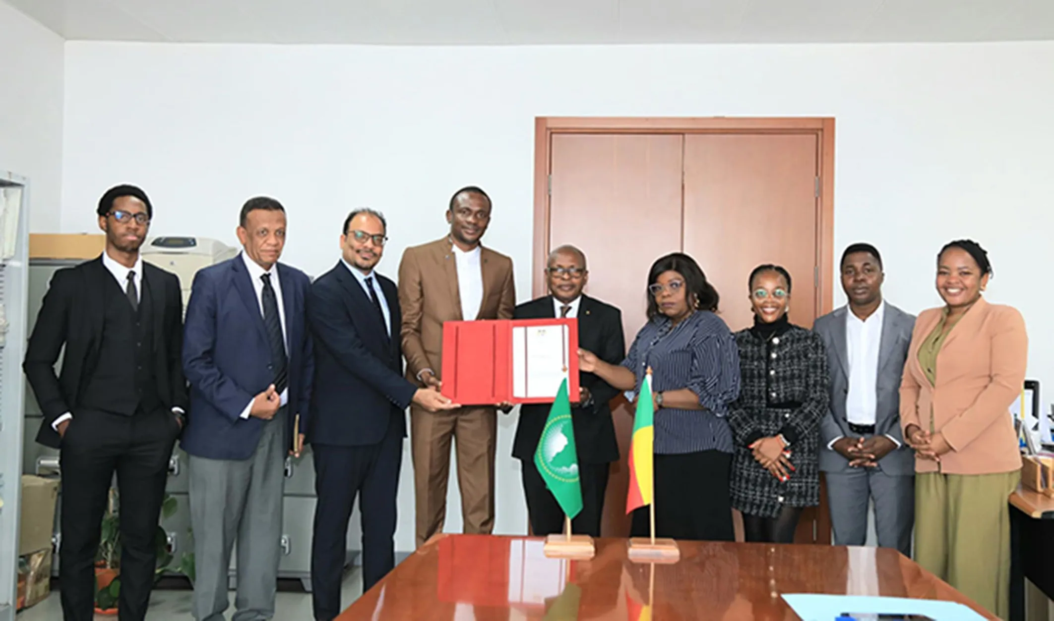 Son excellence Hervé Djokpè, en présence des autorités  de l’Union africaine