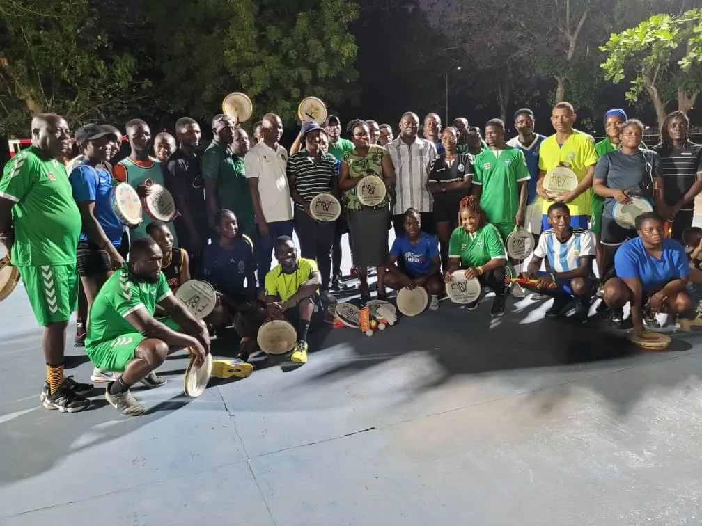 Photo de famille après une belle démonstration de la discipline sportive tambourin