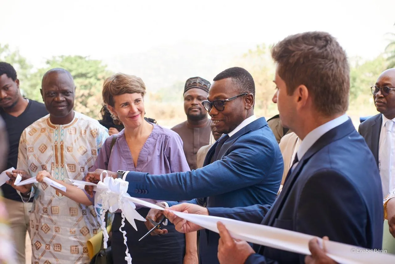 Photo de la cérémonie de coupure de ruban