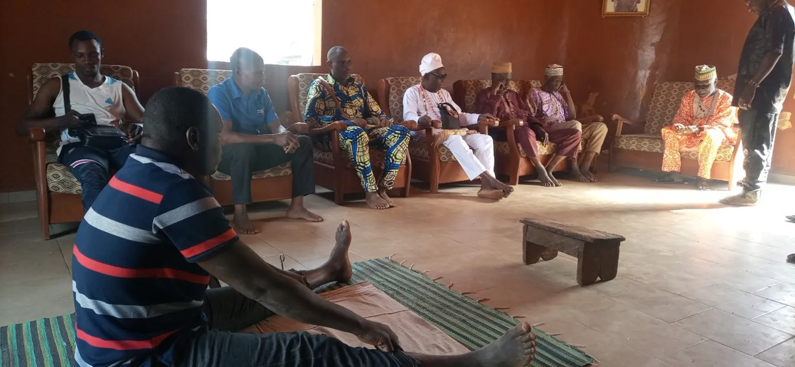 La cour royale et le collège de bokonons en pleine séance de consultation