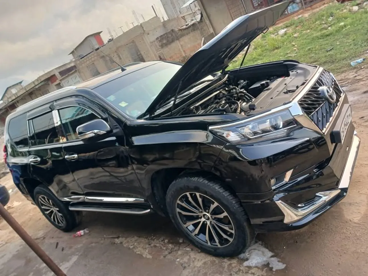 Véhicule de marque Prado de couleur noire