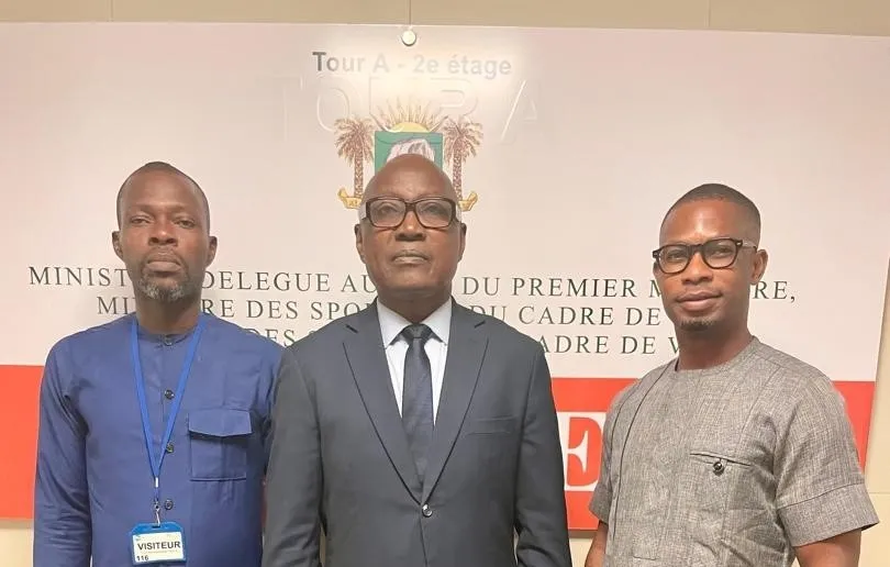Le Professeur Alfred Yao N'Guessan (milieu) rassure la délégation du soutien du ministère des Sport