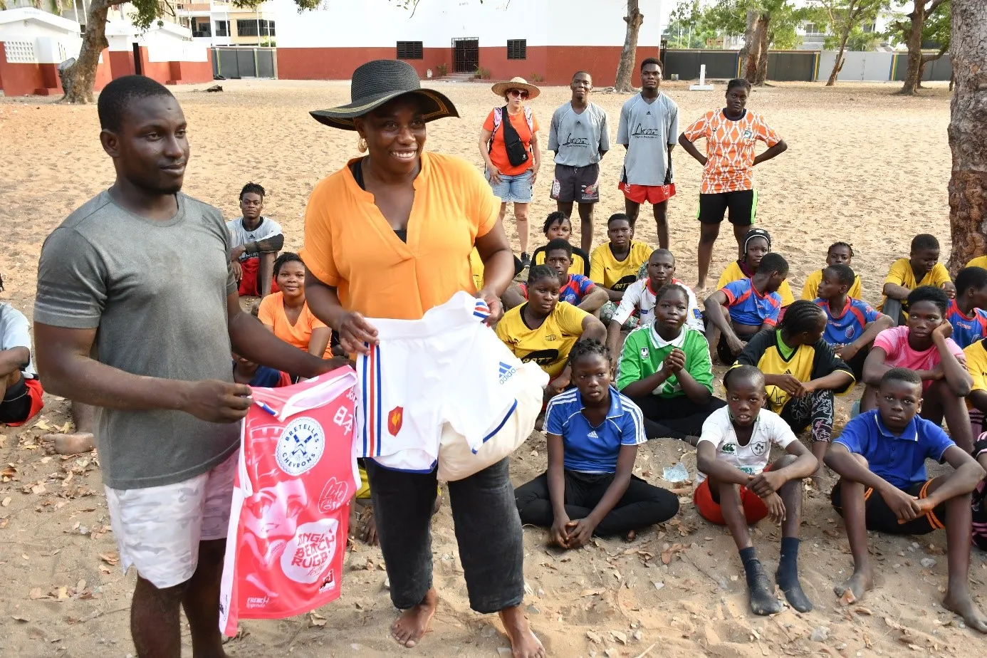 La marraine du club, Coumiba Djossouvi remettant symboliquement du matériel sportif au coach