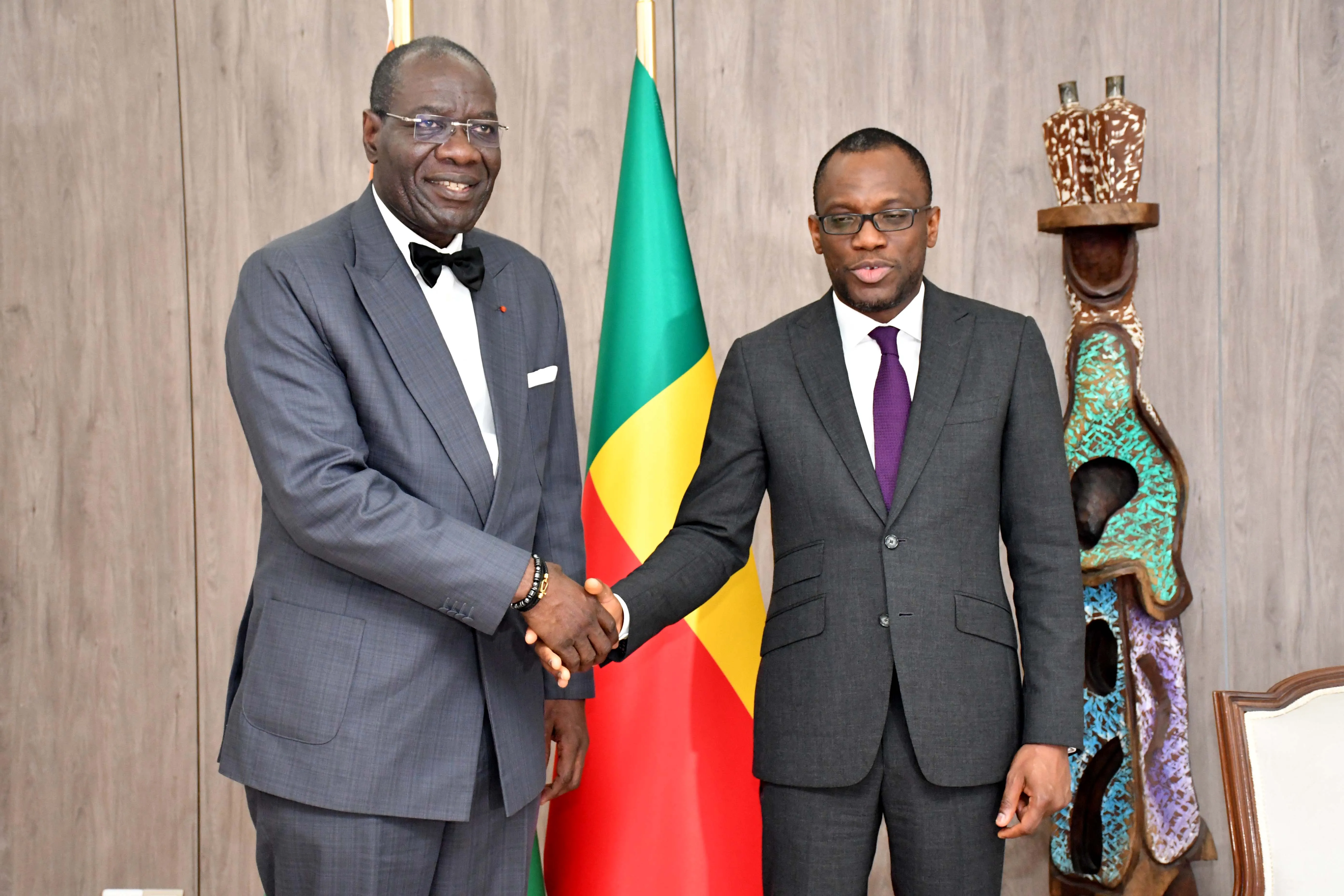 Assiélou Félix Tanon, ambassadeur de la Côte d'Ivoire, aux côtés du ministre des Affaires étrangères