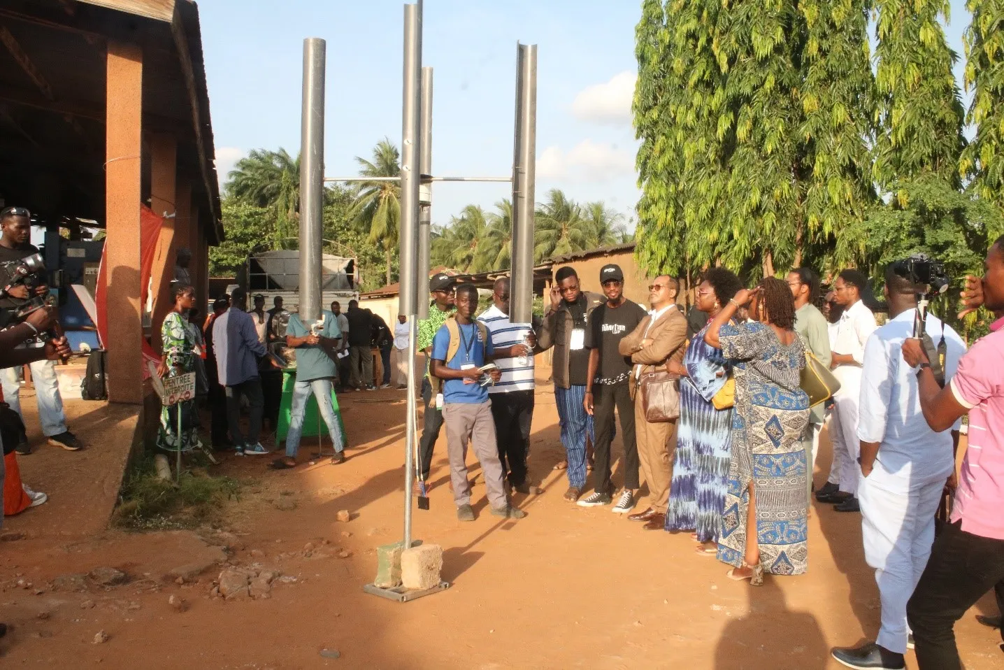 Les officiels visitant les solutions innovantes proposées par les jeunes pour résoudre certains problèmes et enjeux sociaux, environnementaux des communautés