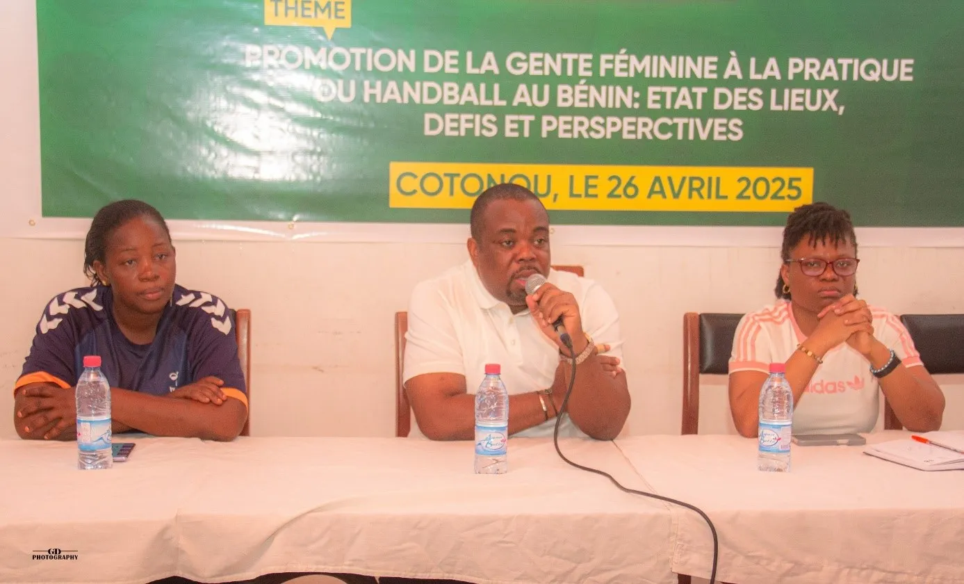 Sidikou Karimou, président de la Fbhb (au milieu) a invité les participants à un regard lucide sur la place des  femmes dans la discipline