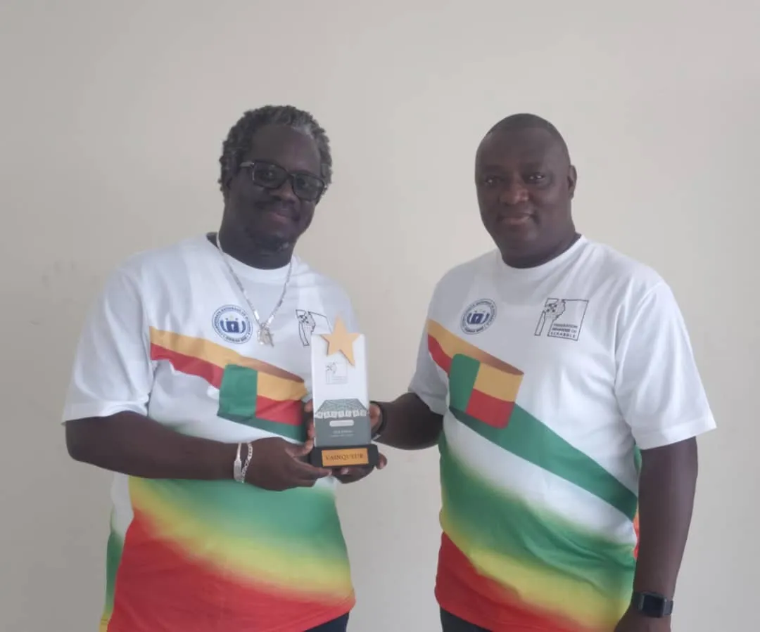 Hervé Boni (à g.), vainqueur de la première édition du Masters de Cotonou de scrabble