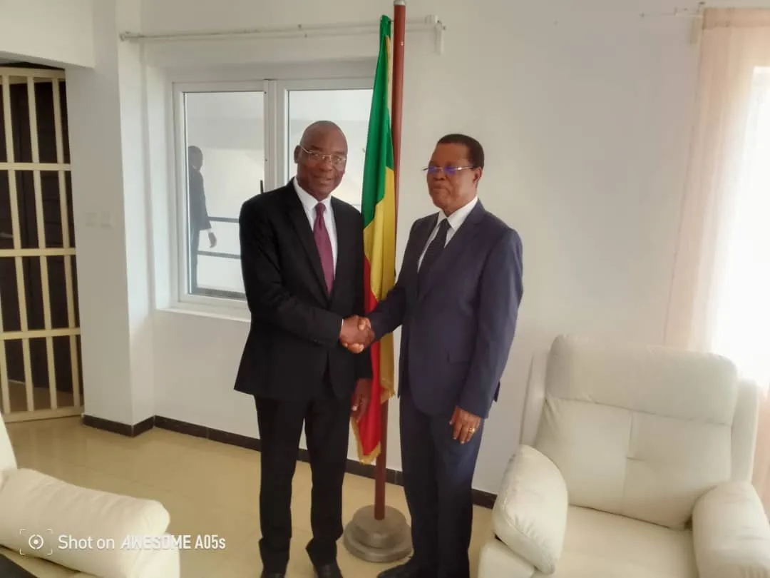 Joseph Ahanhanzo, ambassadeur du Bénin près le royaume du Maroc, saluant le Médiateur de la République