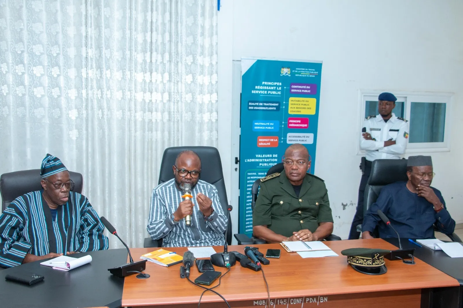 Le président du Ces (micro en main) a exprimé son engagement à voir l'institution jouer convenablement sa mission