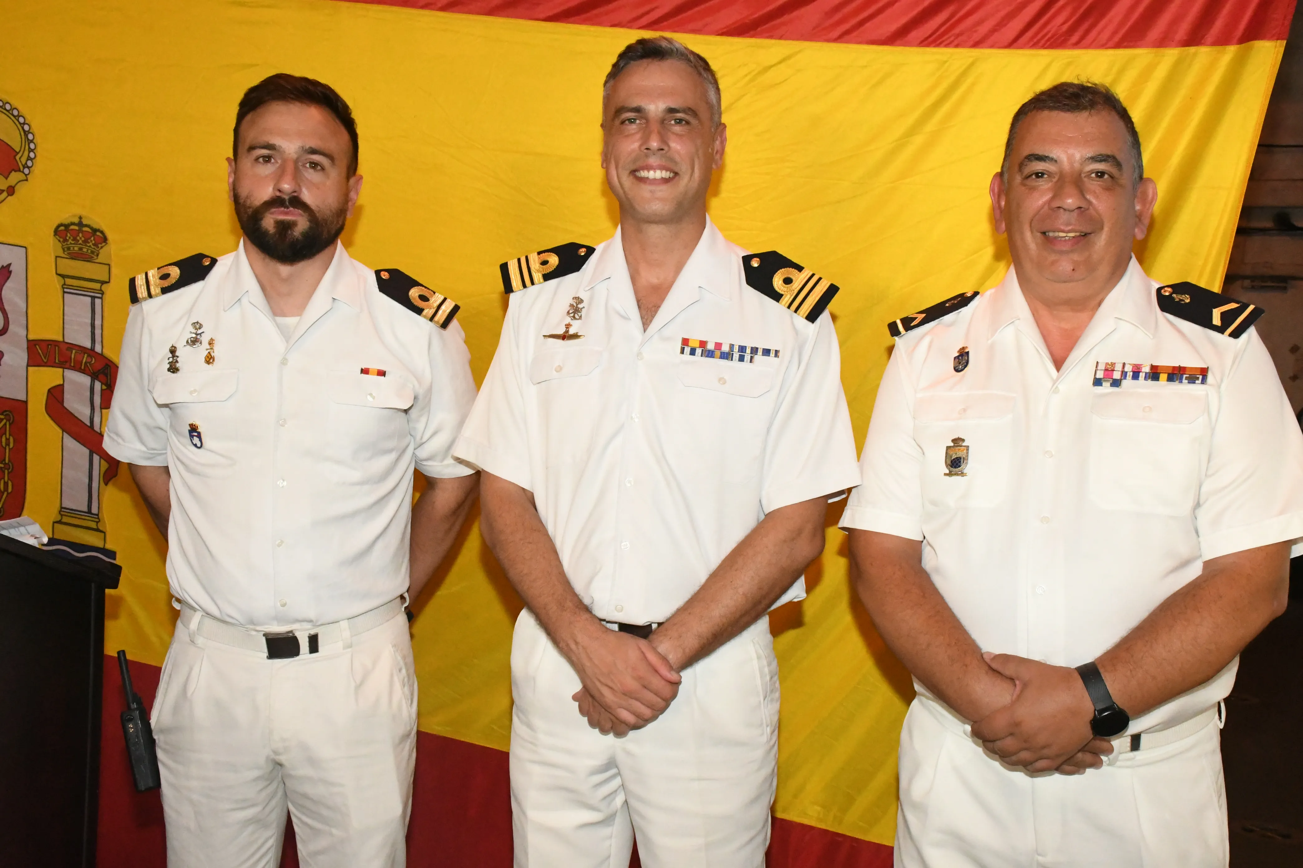 Le Capitaine de Corvette Víctor Meijueiro Morado au milieu de deux membres de l'équipage
