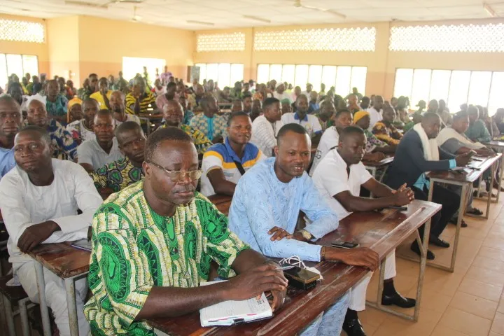 Des jeunes, hommes et femmes de diverses couches sociales venus en masse...