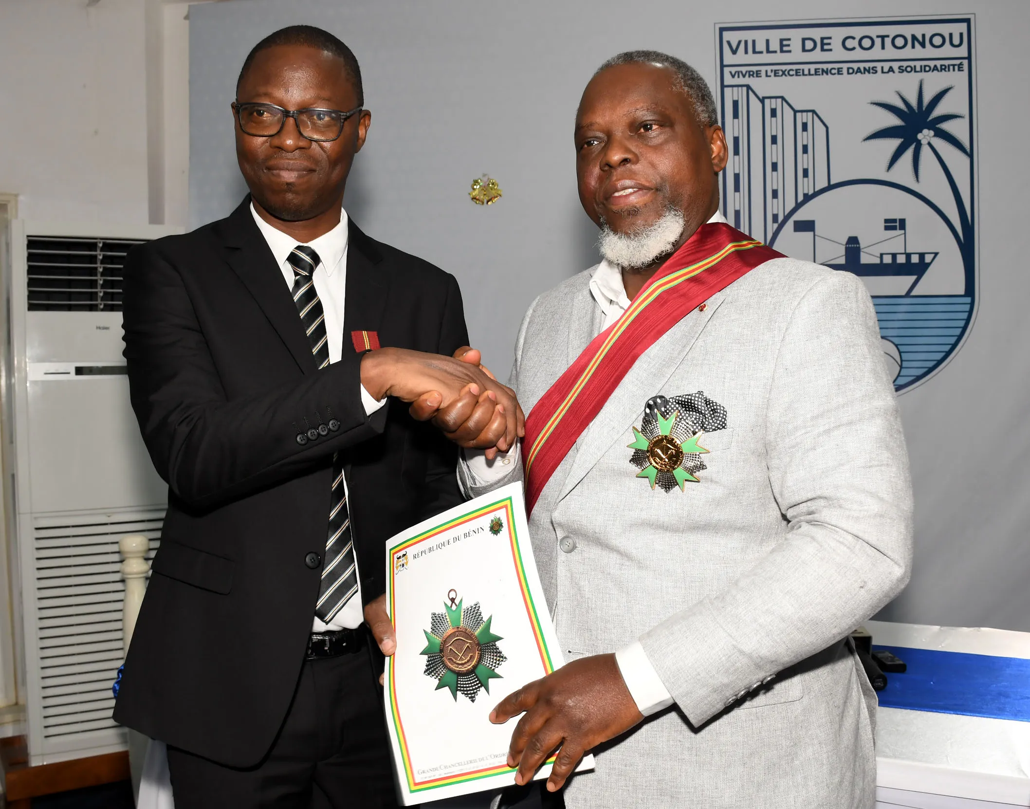 Sourou Serge Nonvignon reçoit les insignes de chevalier de l’Ordre national du Bénin des mains du président de la Haac,
