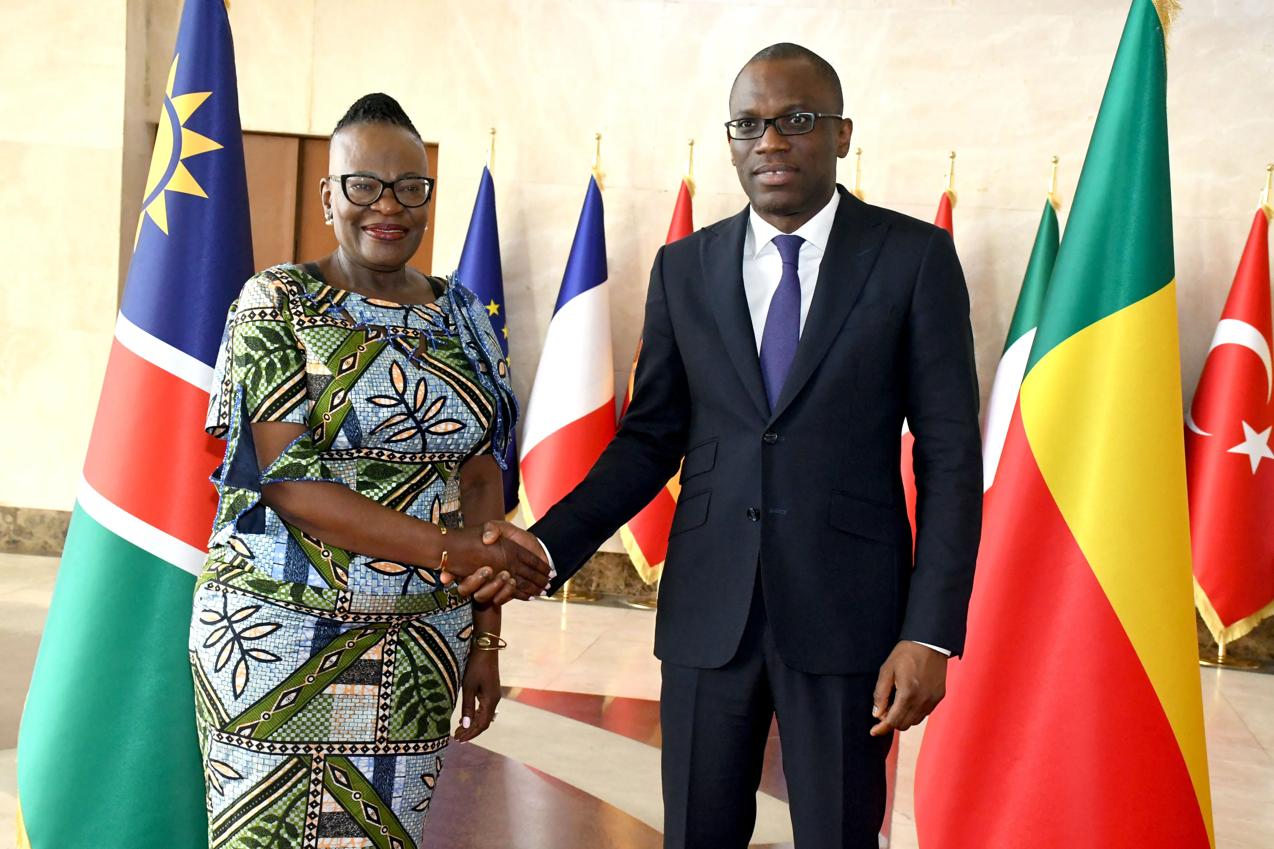 Olushegun Adjadi Bakari, ministre des Affaires étrangères, recevant son homologue namibienne, Selma Ashipala-Musavyi