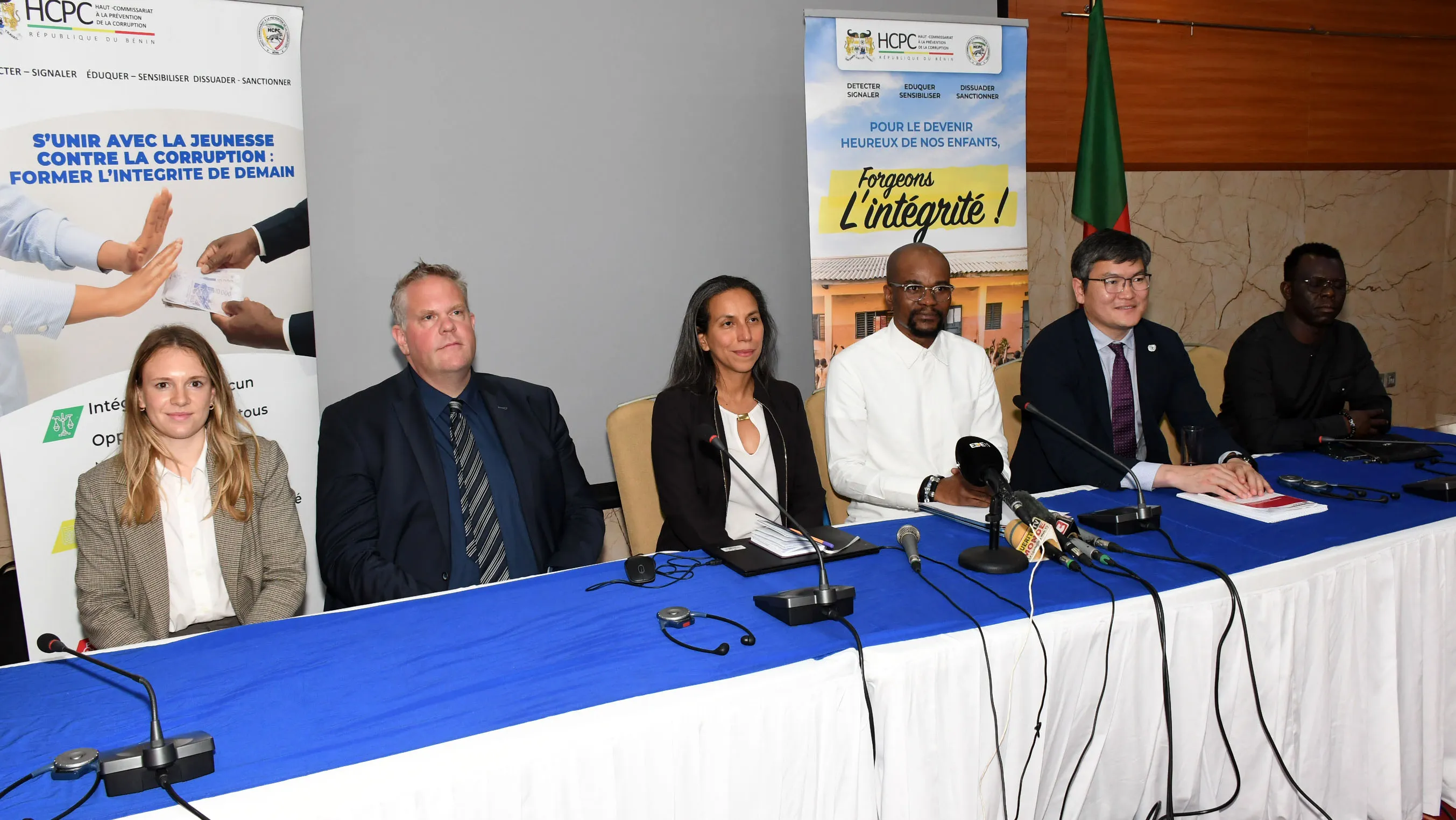 Le secrétaire général du Haut Commissariat à la prévention de la corruption entouré des experts internationaux