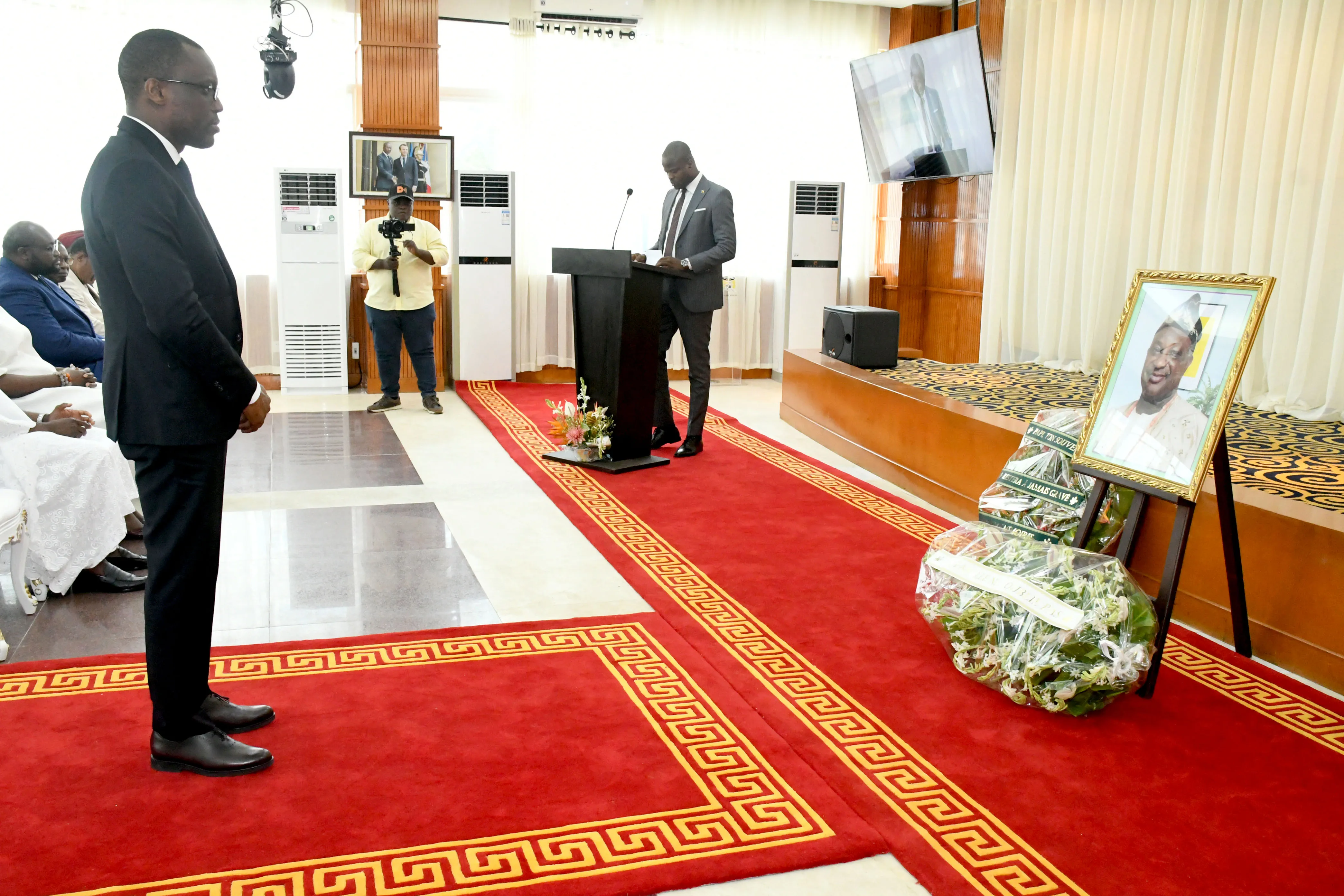 Le ministre s’incline devant la mémoire, en signe d’hommage solennel à l’illustre disparu