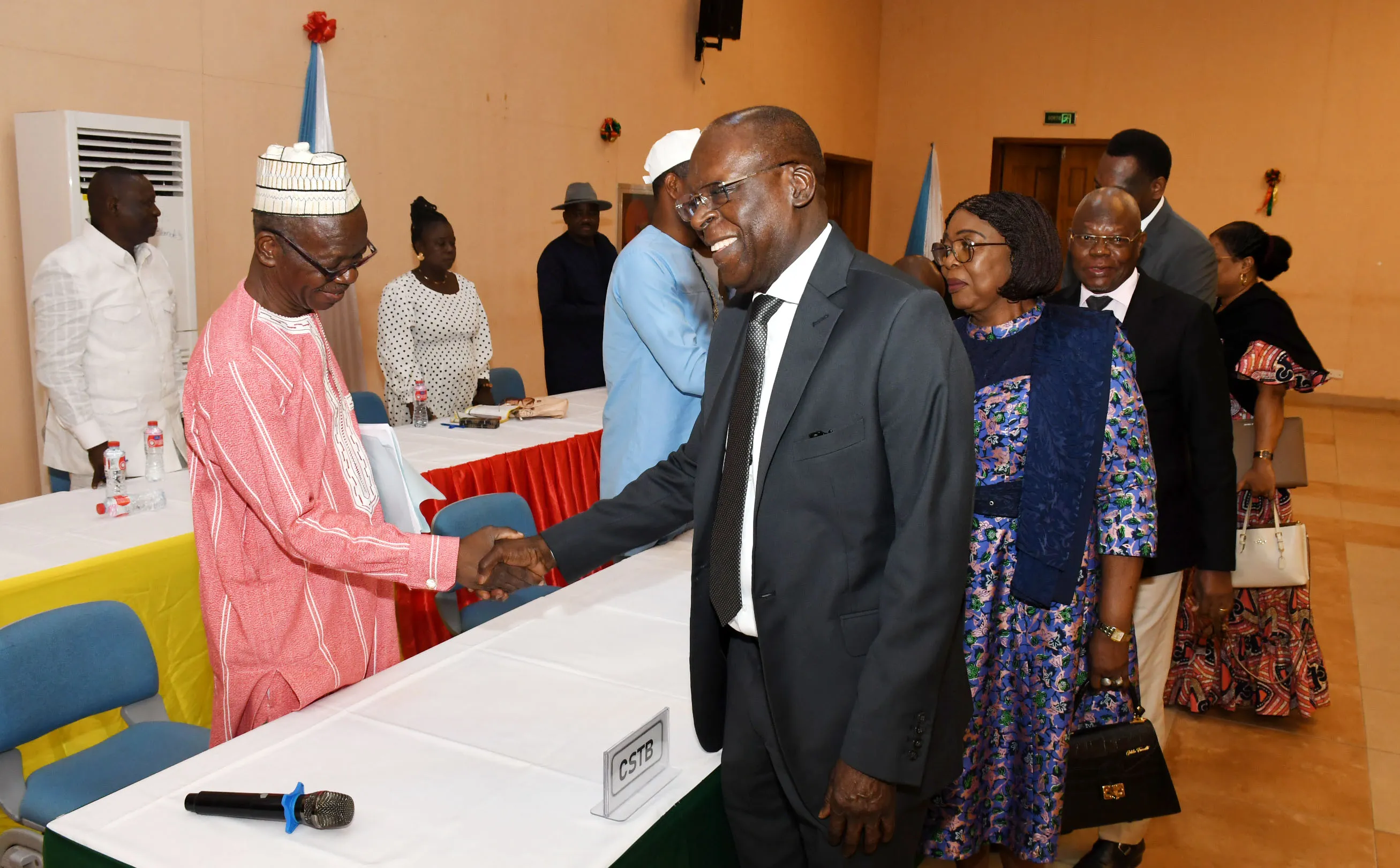 Les représentants des centrales et confédérations  syndicales présents à l’ouverture des travaux tout autant que les officiels bien détendus