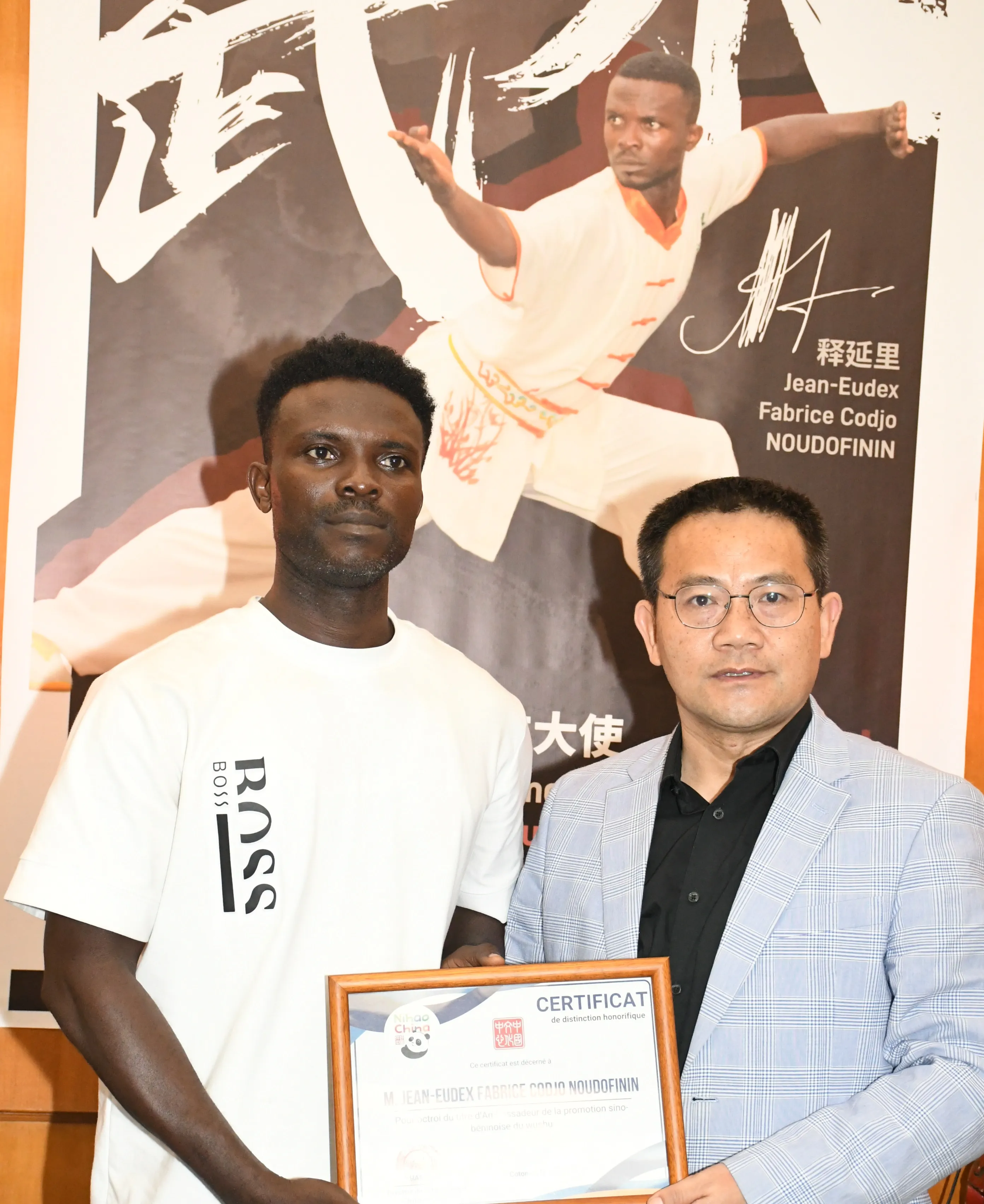 Jean-Eudex Fabrice Codjo Noudofinin recevant sa distinction