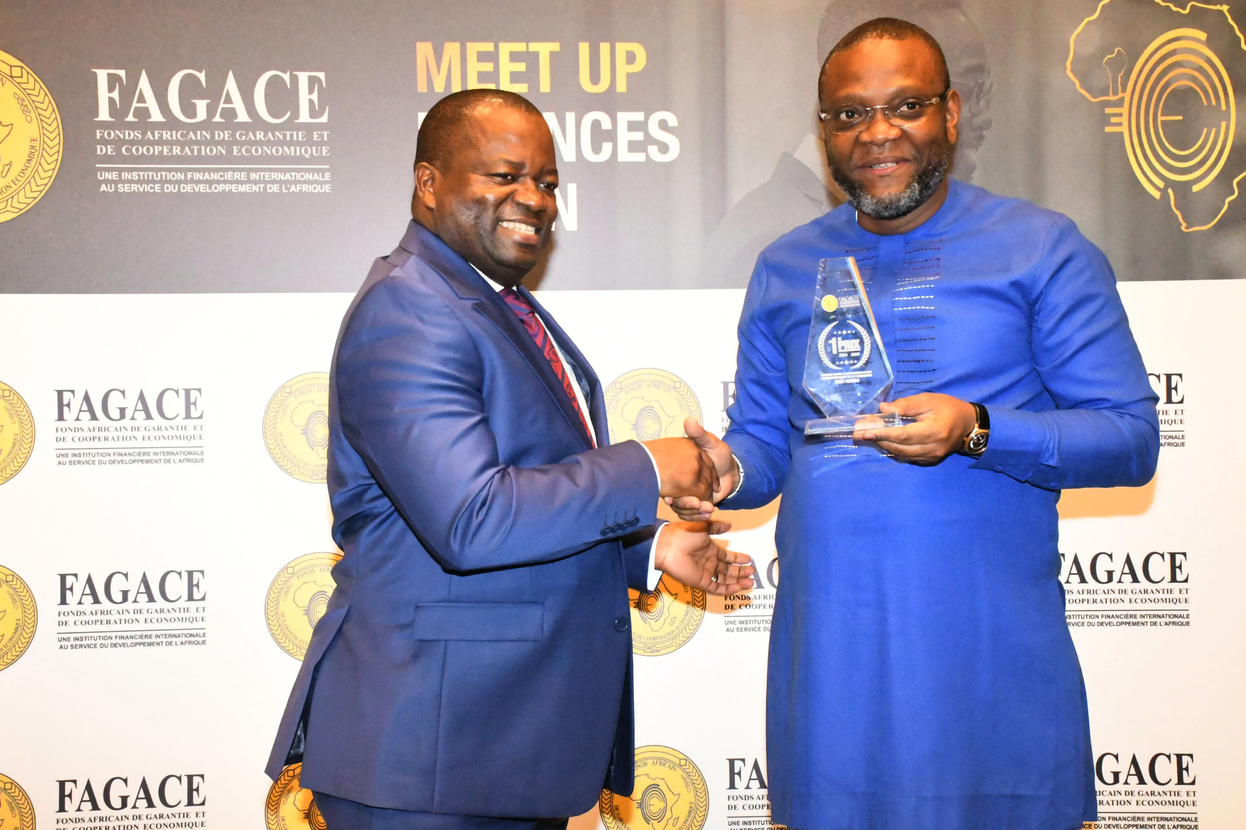 Isaac Charles F. Fiberesima, Dg Bsic (à droite), recevant le  prix du partenaire d’excellence