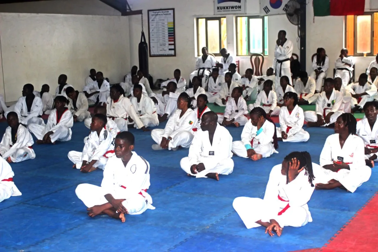 Cadres techniques, candidats aux grades supérieurs, responsables de commissions et instructeurs de clubs, très attentifs aux enseignements du Grand Maître Pierre Ogoudjobi
