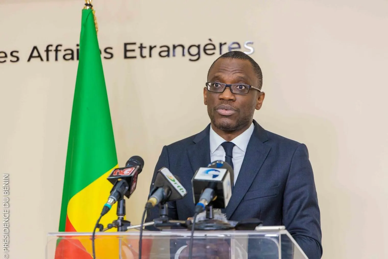 Olushegun Adjadi BAKARI, Ministre des Affaires étrangères