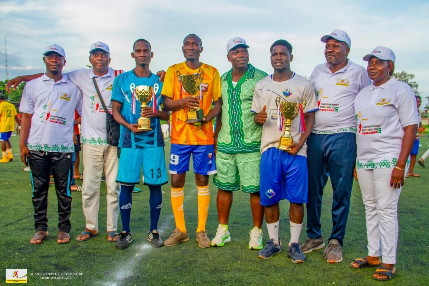 Les vainqueurs des trois catégories posant avec les officiels, ayant à leur côté le président de la Fébéma Nassirou Saka