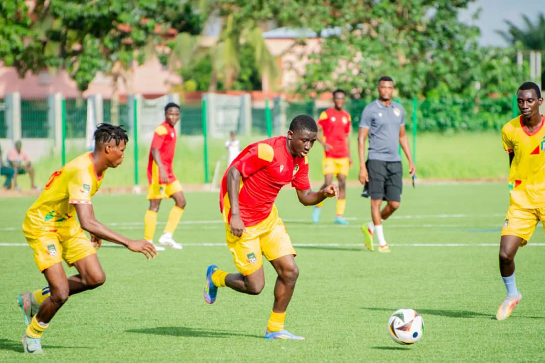 Les jeunes joueurs béninois en plein match amical de préparation