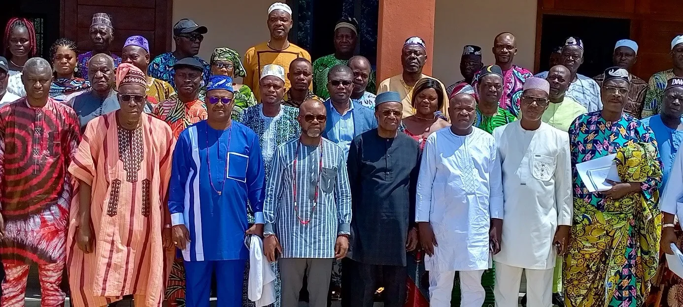 La loi a été bien accueillie par les têtes couronnées du département, massivement mobilisées