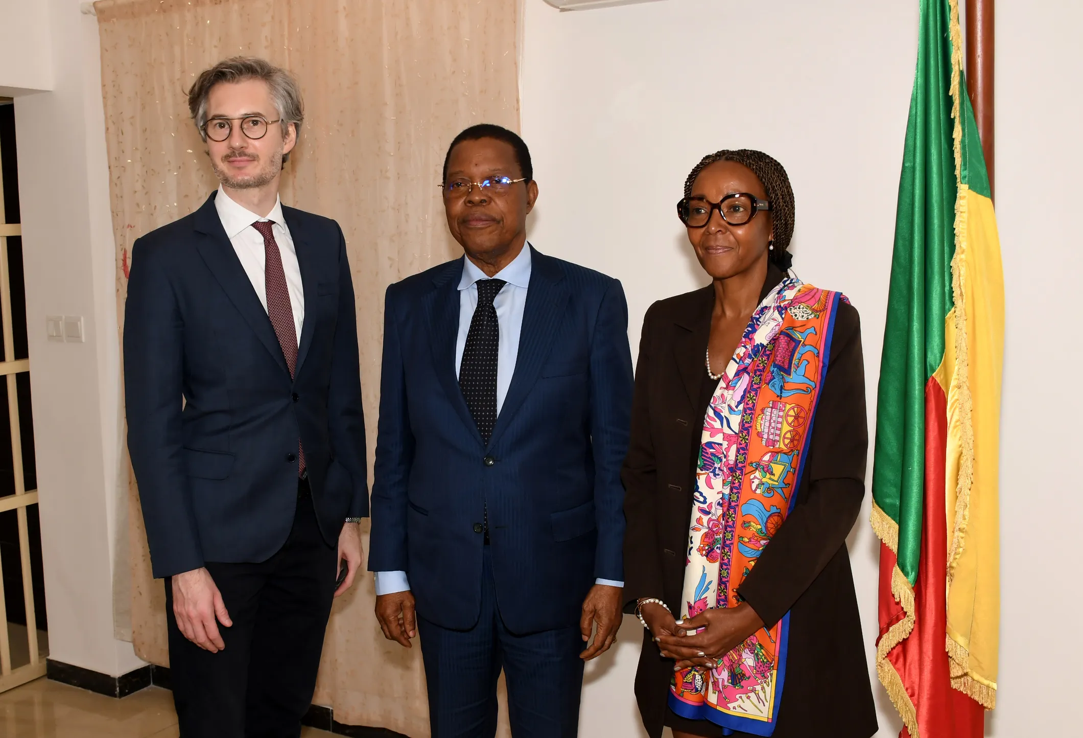 La délégation de la Dcaf et Pascal Essou (au milieu)  au sortir de leurs échanges