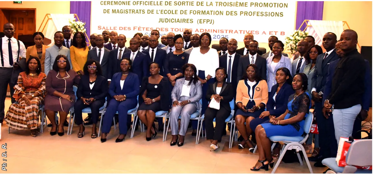 Les nouveaux magistrats posant avec les officiels