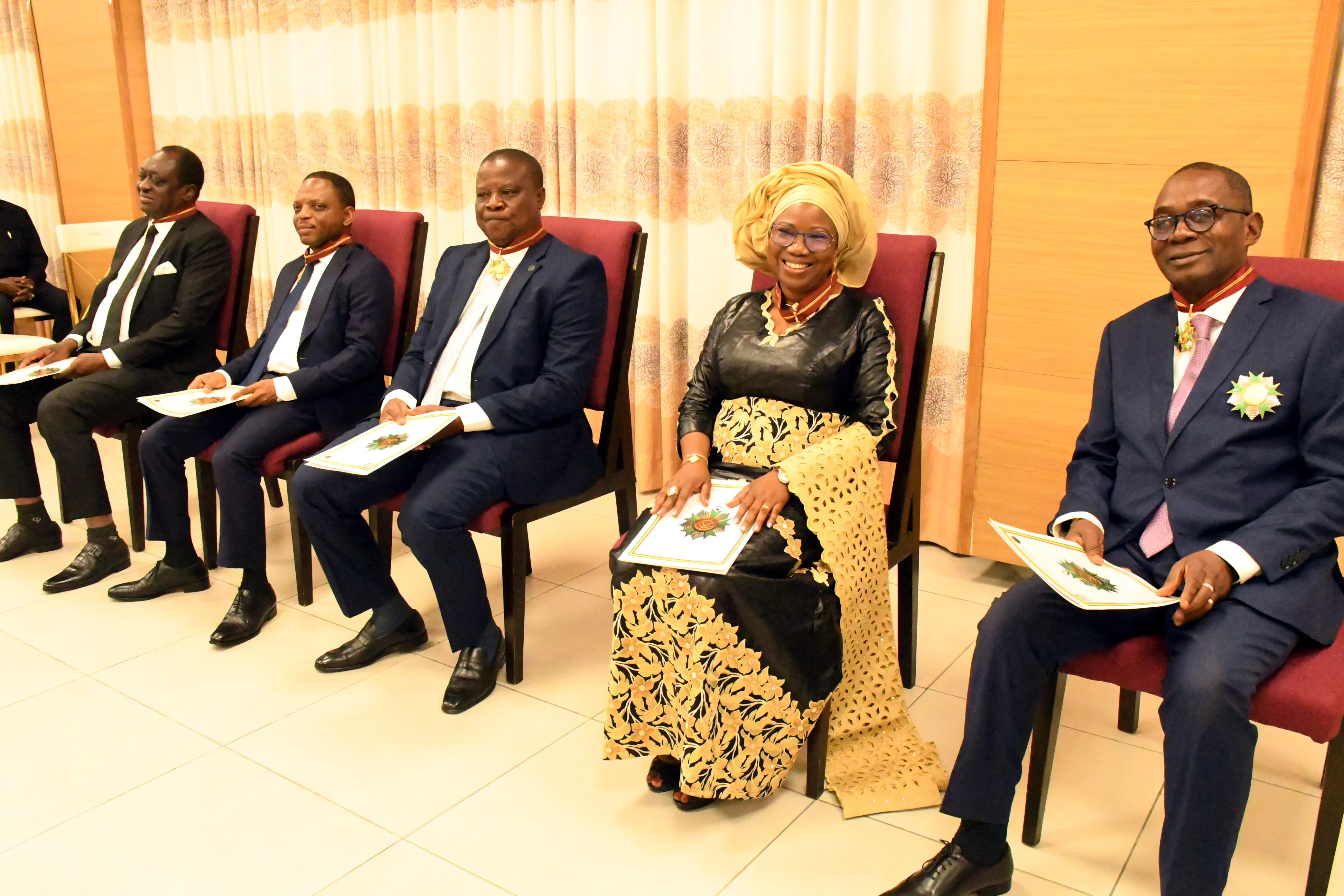 Les cinq membres décorés de la Cour constitionnelle ont été invités à poursuivre leur  engagement au profit de la République