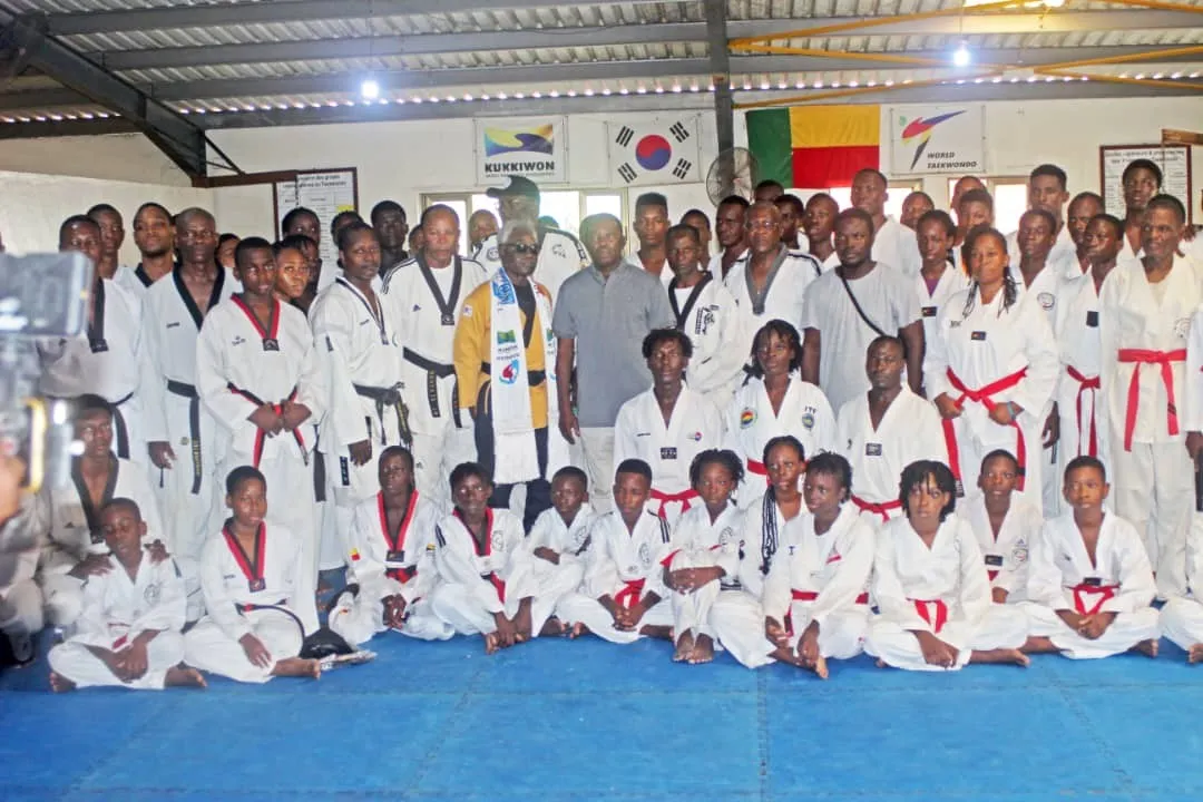 Photo de famille de nouvelles ceintures noires dans la  famille du taekwondo béninois