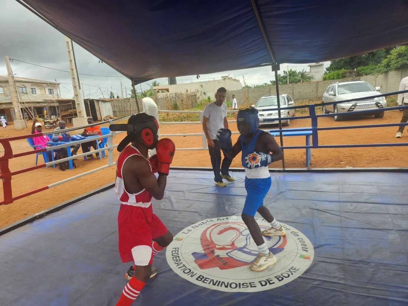 Les jeunes boxeurs, encadrés par leurs coaches, ont démontré un bel esprit de combativité